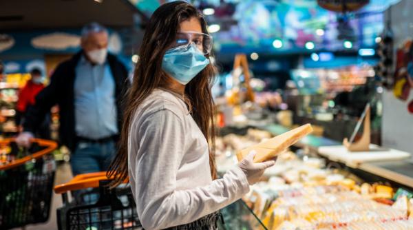 SUNAȚI la 112! Oameni care merg la supermarket, PERICOL de MOARTE