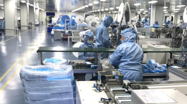 Fabrică românescă produce măști chirurgicale pentru mai puțin de 0,6 bani/buc