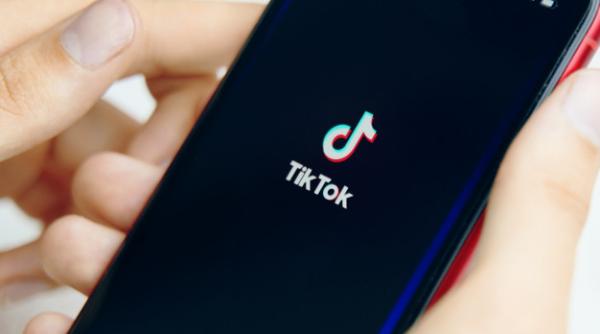 Locuitorilor din Hong Kong le-a fost INTERZISĂ utilizarea aplicației TIK TOK