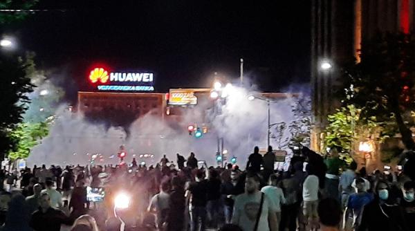 Proteste violente în Serbia după anunțarea reintrării în carantină