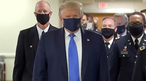 Donald Trump a purtat mască la un eveniment VIDEO