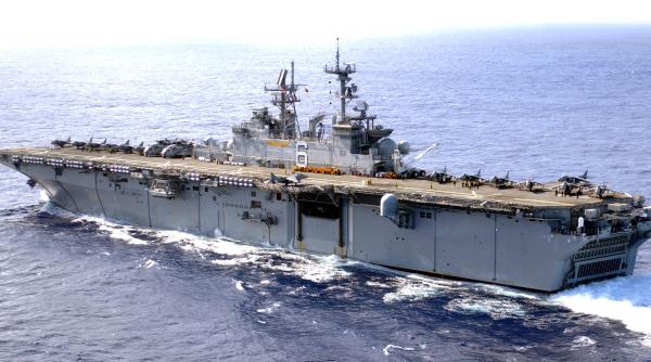 SUA. Navă militară, ÎN FLĂCĂRI! Incendiul, de durată VIDEO 