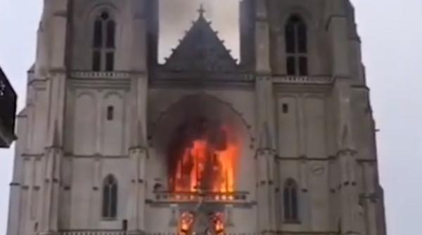 Franța: Catedrala din Nantes în FLĂCĂRI