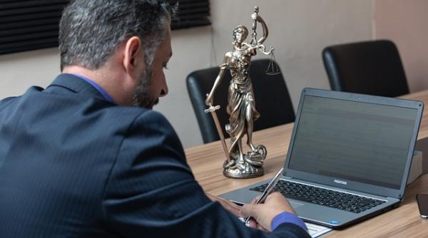 Onorariile minime recomandate avocaților. Se aplică începând din 2021