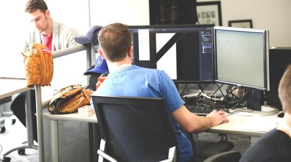 Raiffeisen Bank finanţează peste 100 de startup-uri româneşti