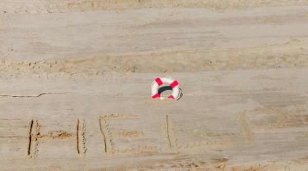 Salvați în 2020 cu mesajul SOS scris pe plaja unde naufragiase