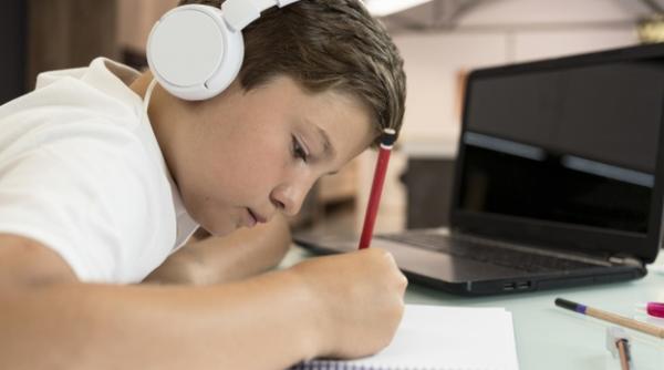 Anul școlar. Anisie. Cum rămâne cu tabletele și laptopurile