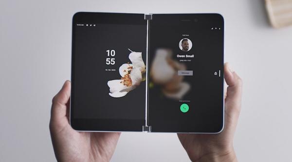 Microsoft lansează telefonul pliabil Surface Duo