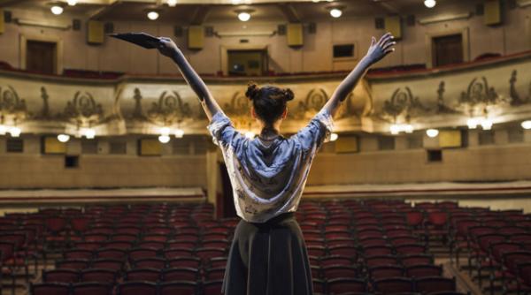  Scenă care îți dă fiori. Ce a făcut o fetiță, în pandemie, la Teatrul Ion Creangă VIDEO