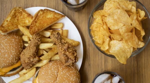 Fast-food-ul și chipsurile, interzise în România. De când