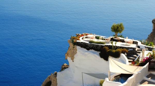 Ce primesc turiștii de pe insula greacă Santori. Ce a DECIS primarul