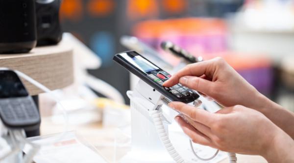 Românii au cheltuit mai mult în pandemie pe electronice