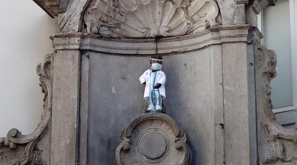 Celebrul Manneken Pis, îmbrăcat în echipament medical