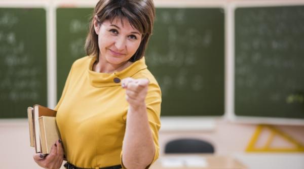 Cine ar putea preda Educație Financiară în școli