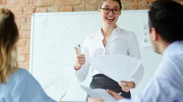 Stimulent de 2.000 de lei pentru anumiți angajați