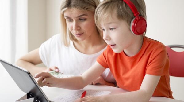 Tabletele pentru elevi. Cum se acordă. Orban aduce clarificări