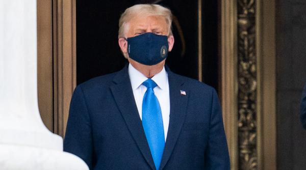 Trump, scos din spital și plimbat pe străzi