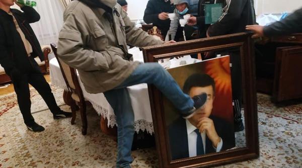 Violențe în Kîrgîstan. Protestatarii au dat foc Parlamentului din Bișkek VIDEO