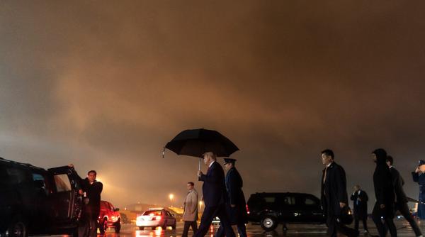 Purtătorul valizei atomice a lui Trump, infectat cu COVID-19