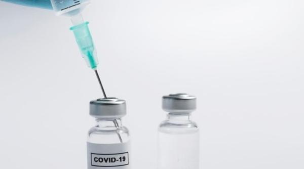 Vaccin anti-COVID. AstraZeneca știe când se termină PANDEMIA