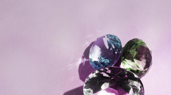 Diamant violet-roz extrem de rar din clasa "vivid", estimat la 38 de milioane de dolari