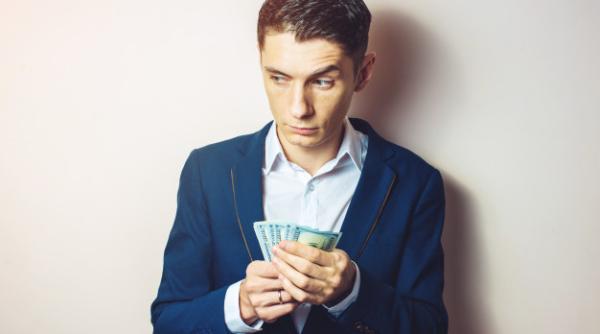 Infidelitatea financiară! Bărbații cheltuiesc bani fără știrea partenerei