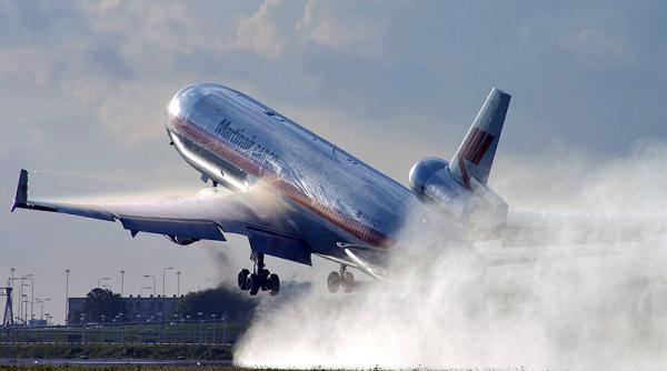 COVID-19. Cât de pregătite sunt companiile aeriene pentru transportul vaccinului