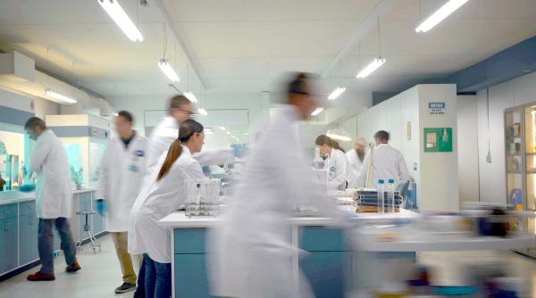 Cine va primi primele vaccinuri. Cine și cum se vor distribui țărilor