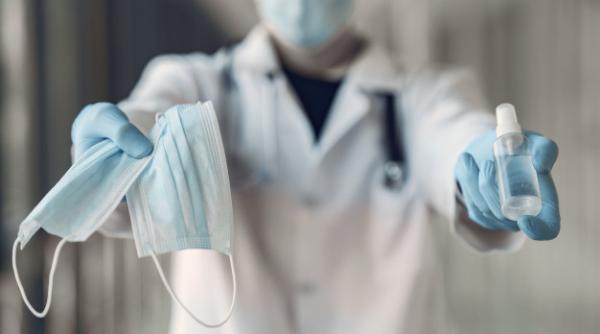 PERICOL când porți masca de protecție! Spray-ul care te scapă de probleme