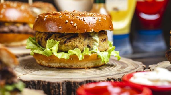 Se cere interzicerea utilizării denumirilor de ”burger vegetarian” sau ”cârnați vegetarieni”