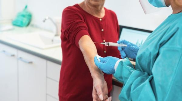 Vaccinul are o reacție SURPRINZĂTOARE la persoanele în vârstă