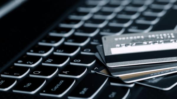 Încă o bancă din România renunță la o treime din casierii 