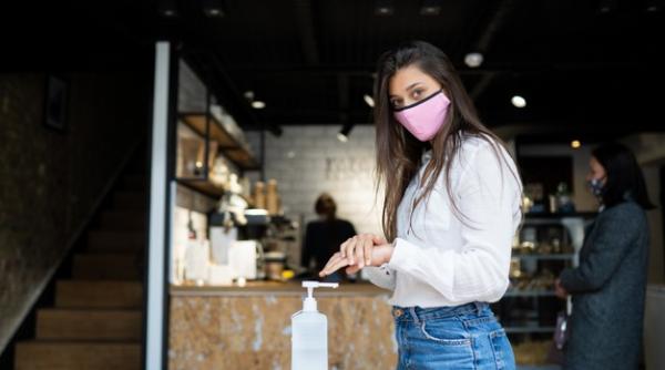 Pandemie. Cinci greșeli, când folosim gelul dezinfectant