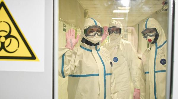 Vaccinul rusesc, apă de ploaie? Medici vaccinați au făcut covid-19