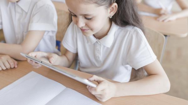 CE: Trecerea la ÎNVĂȚĂMÂNTUL la distanță RISCĂ să agraveze inegalitățile