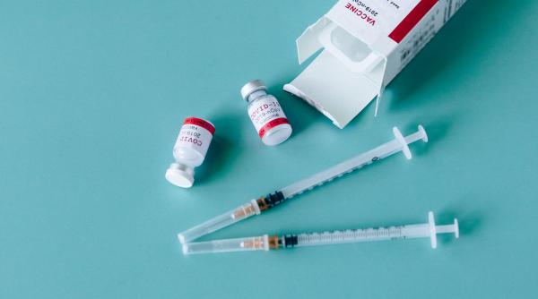 Vaccinul Oxford/AstraZeneca, mai ieftin de șapte ori față de cel de la Pfizer