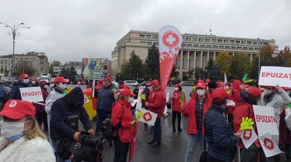 Protest SANITAS. Moment de reculegere pentru victimele incediului de la Piatra Neamț