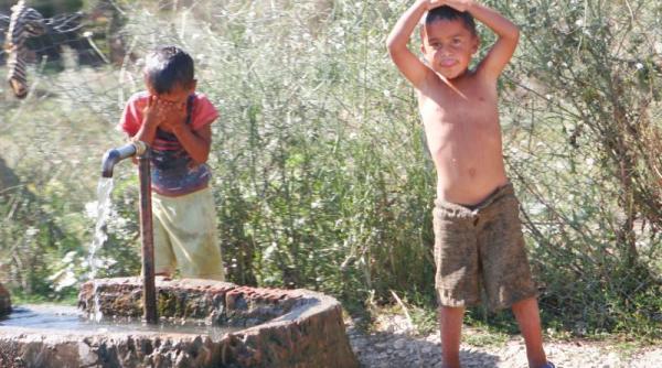 Radiografie dureroasă. Un copil român din 10 se culcă flămând. Cât de fericiți se consideră copii de la sate