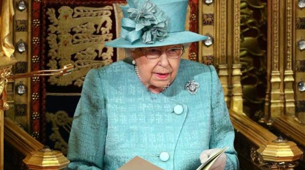 Regina NU ACCEPTĂ așa ceva! Este INTERZIS în preajma sa