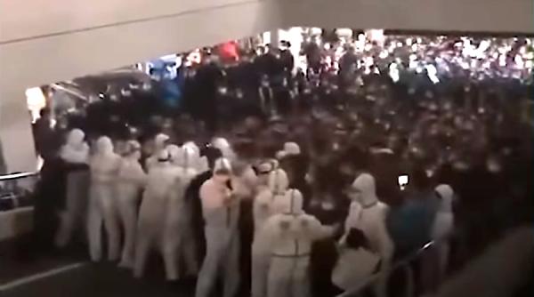 Panică și haos. Focar de Covid pe un aeroport din China VIDEO