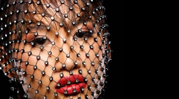 Japonia a pus în vânzări măști ÎMPODOBITE cu diamante și perle