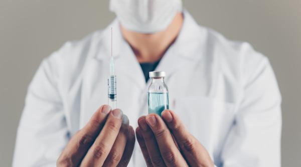 Guvernul a adoptat strategia de vaccinare. Cine vor fi primii care vor fi imunizați