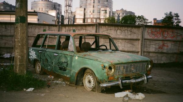 Primăria vrea evacuarea mașinilor abandonate din București