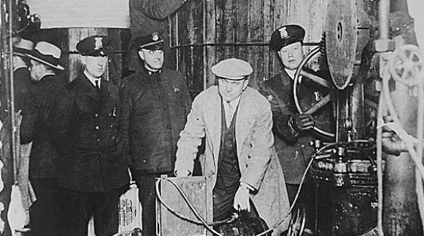 Comoară din epoca prohibiției, descoperită în zidurile unei case