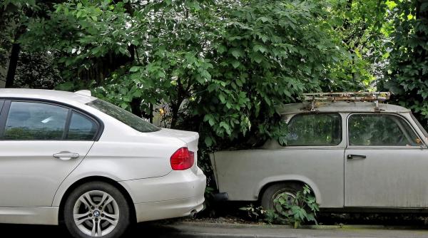 Poliția locală saltă mașini parcate pe domeniul public. Amenzi și taxe pentru recuperarea vehiculelor