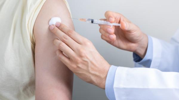 Cât TIMP vă salvează VACCINUL împotriva COVID-19