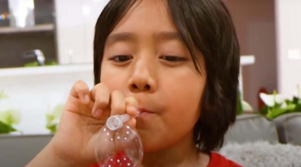 Un copil de 9 ani, în topul Forbes pentru cel mai bine plătit youtuber