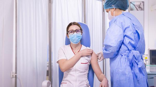 Reacțiile adverse suspectate post-imunizare la vaccinurile împotriva COVID-19, raportate pe un site oficial