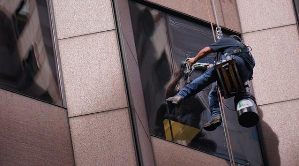 Eurostat: Bulgaria şi România, codașele UE la curăţenia clădirilor