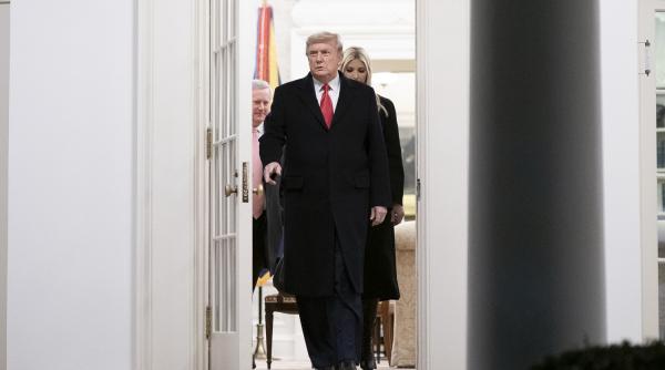 SCANDALOS. Donald Trump, pe ultima 100 de metri, și-a grațiat cuscrul